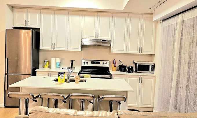 Durham Region Haus | Condo-townhouse with complementary parking and close to highway