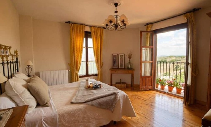 Pinilla de los Barruecos Wohnung | Apartment 'Chanin 2' with Mountain View, Private Terrace and Wi-Fi