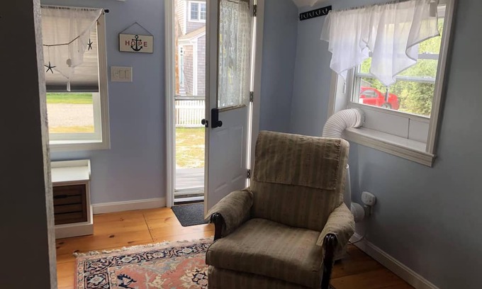 Ocean Bluff-Brant Rock Hütte | Cottage with large yard, parking, and steps to Sunrise Beach in Marshfield!