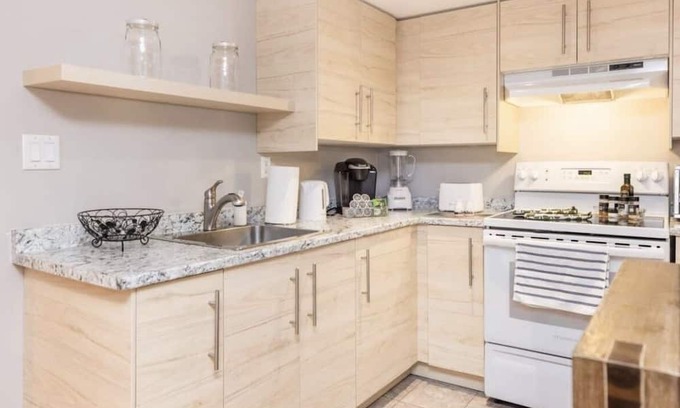 Industrial Park Wohnung | Modern 1 Bed Flat - King Bed, Close to Downtown, Shopping, Transit and Via Rail