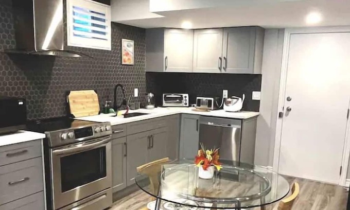 Halton Regional Municipality Haus | Cozy King Bed Entire Suite, middle of Niagara and Toronto, nature surrounded