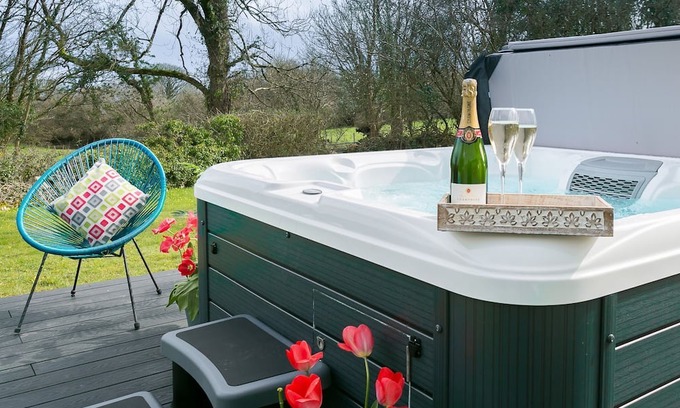 Marianglas Hütte | Gamdda Fawr - a hot tub that sleeps 8 guests in 4 bedrooms