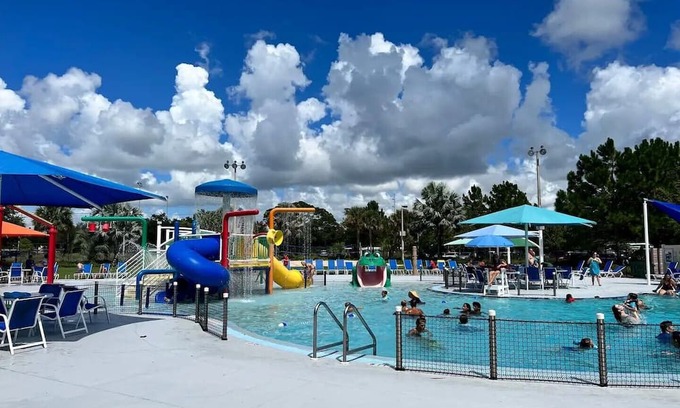 Largo Hotel | 2BR Home near Clearwater Beach with Free Parking, Wi-Fi & Firepit