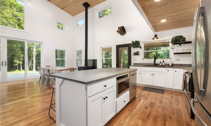 Combs Haus | Luxury Cabin nestled in the Ozark Mountains.
