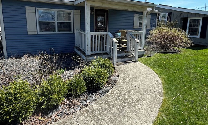 Port Clinton Hütte | Cozy Waterfront Cottage with a double lot— 4 miles to downtown Port Clinton