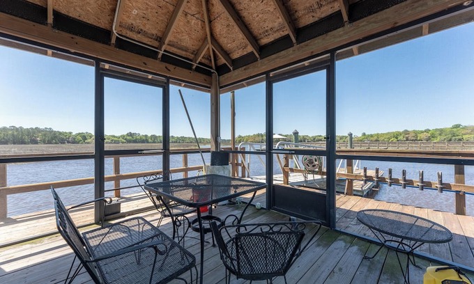 Meridian Haus | Deepwater Dock, Kayaks, Marsh Views, Sleeps 10!