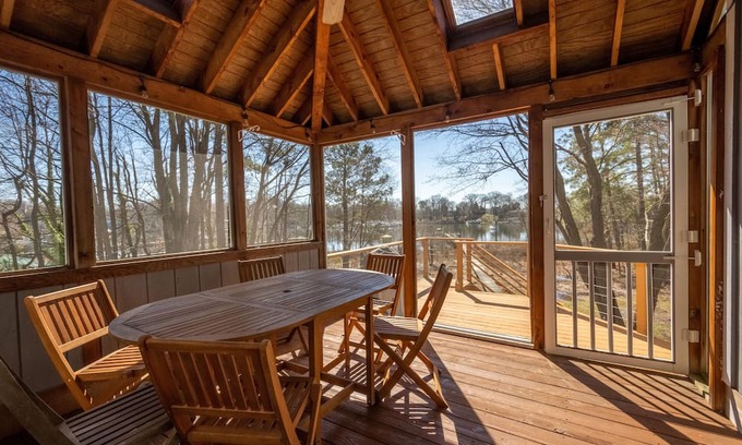 Selby-on-the-Bay Hütte | Waterfront nature retreat, contemporary home w/pier by Annapolis. Pet Friendly!