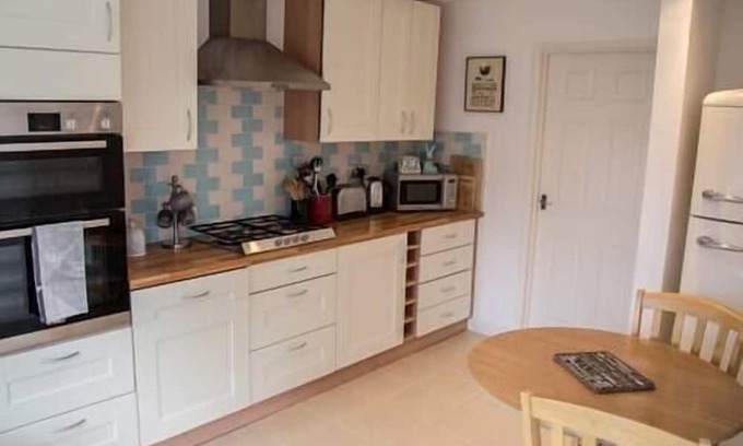 Lillington Haus | Spacious 3 bed house with parking