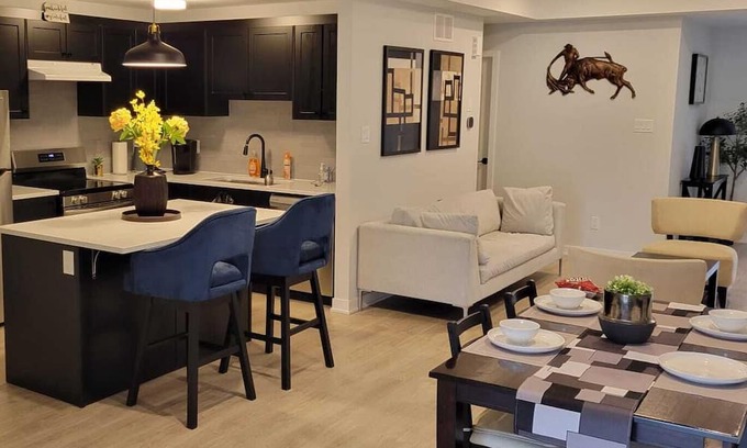 Ottawa Division Haus | 5 minutes walk to major shopping center, restaurants, pubs and bus station.