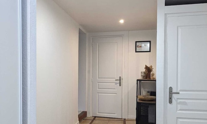 Saint-Remy-les-Chevreuse Wohnung | Calm, spacious apartment; 23 minutes from an RER station in the Chevreuse Valley