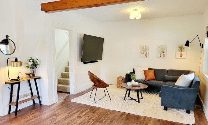 Little Valley Haus | 4 bedroom pet-friendly Home- 10 minutes from Ski slopes