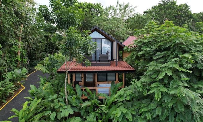 Monterrey Hütte | Unique Romantic Cabin With hot tub Surrounded by Forest, near La Fortuna