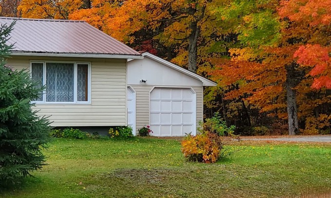 Central Hainesville Haus | Private 3 bedroom rural property with pond 5 minutes to Crabbe Mountain skiing.