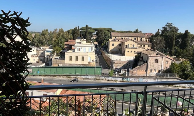 Monteverde Nuovo Wohnung | Apartment 'Whitecate - Attico A Roma' with Private Terrace, Wi-Fi and Air Conditioning
