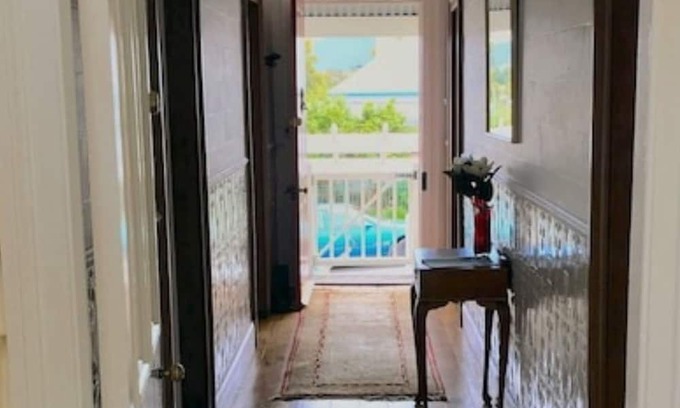 Milton Hütte | Donovan's Cottage, take a step back in time in the historic, trendy town of Milton