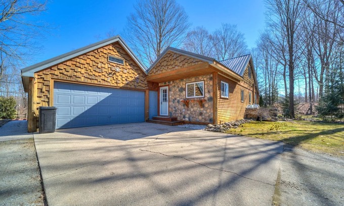 Hesperia Kabine | White River Trout House Hesperia MI Riverfront Cabin