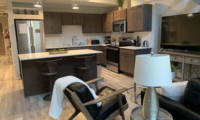 Downtown St. Paul Wohnung | Downtown Furnished 2BR, 2BA Apt 103 by R7 Lofts