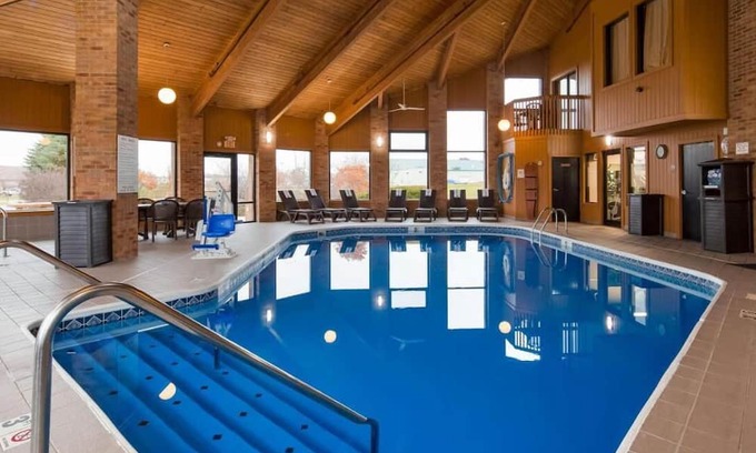 Hebron Haus | Tranquil Retreat with Hot Tub and Pet-Friendly Rooms, Near Newark Earthworks