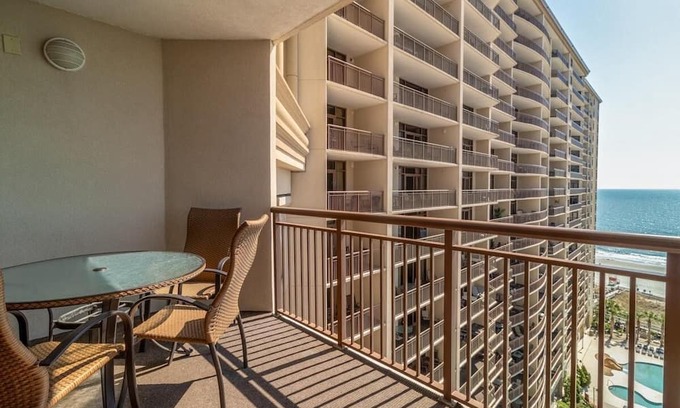 Windy Hill Eigentumswohnung | 12th Floor Oasis: Luxurious One-Bedroom Condo with Stunning Ocean Views