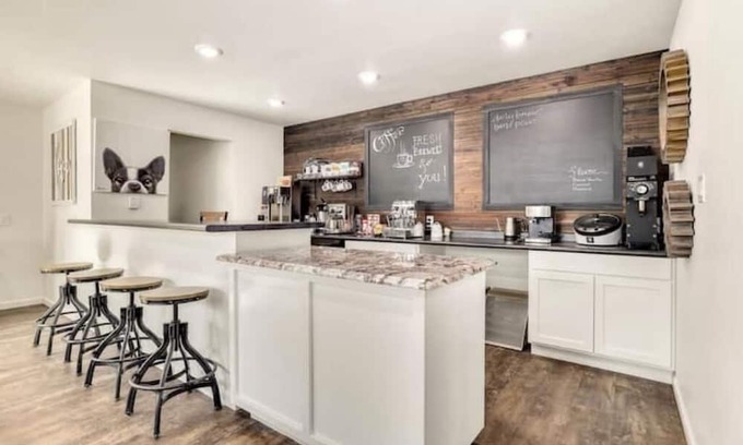 Mountainburg Haus | Bigfoot Hideout - Hotel amenities with a social vibe! Almasty room #3