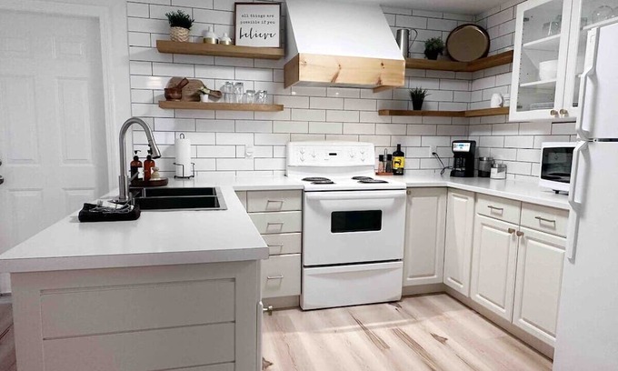 Fredericton Wohnung | Our walk-out basement apartment is perfect for a little getaway or for the work trip