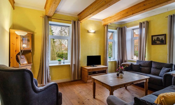 Oldersum Wohnung | Apartment 'Gulfhof Oldersum Dachgeschoss' with Shared Terrace, Shared Garden and Wi-Fi