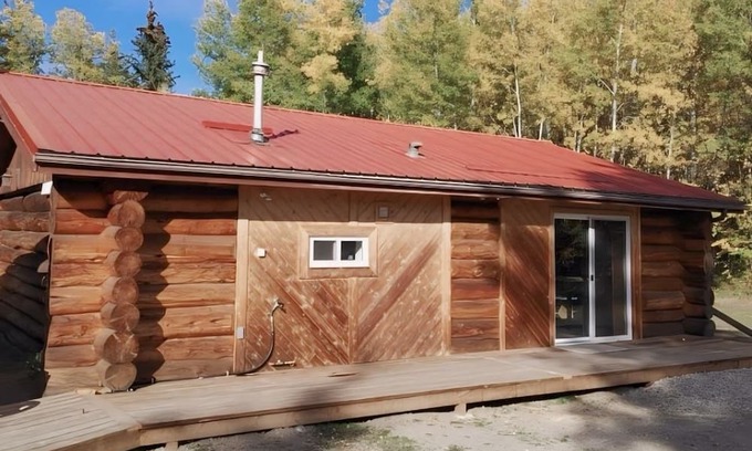 Central Alberta Kabine | Cozy Log Guesthouse with River Views