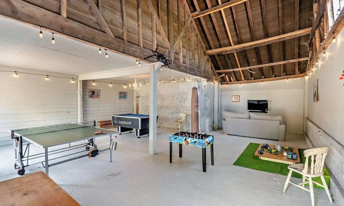 Toppesfield Wohnmobilvermietung | Luxury Bell Tent: Countryside Escape with Private Kitchen & Bathroom.