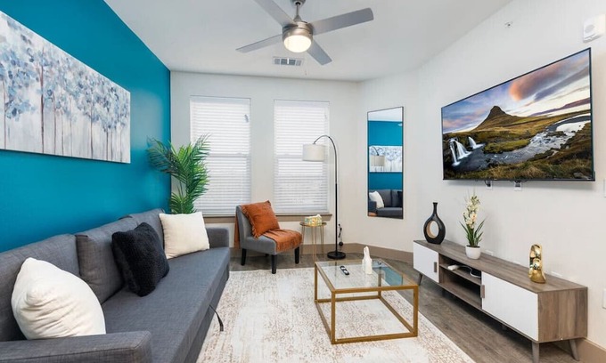 Lewisville Wohnung | Luxurious Lakeside Retreat: 1BD Pool & Gym