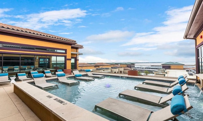 Lewisville Wohnung | Luxurious Lakeside Retreat: 1BD Pool & Gym