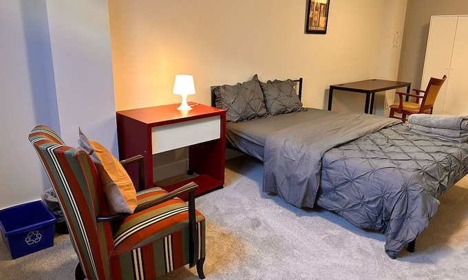 Ottawa Division Wohnung | Bright Basement Oasis with Private Bath/Self Check-In & Wifi & Parking in Kanata