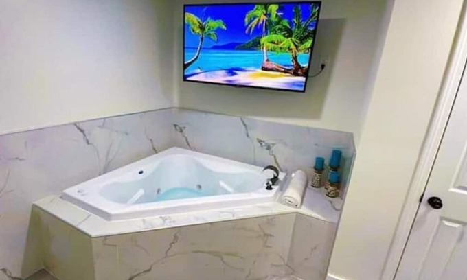 Houston Wohnung | Luxury Studio-Apt w/ Jacuzzi 8 mi from IAH