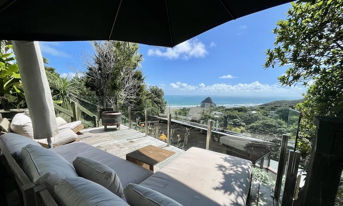 Piha Haus | Panoramic Views. Modern Batch. Walk to the beach.