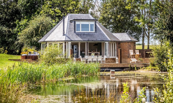 Pulborough Kabine | A tranquil Boathouse tailor-made for couples seeking a luxurious getaway.