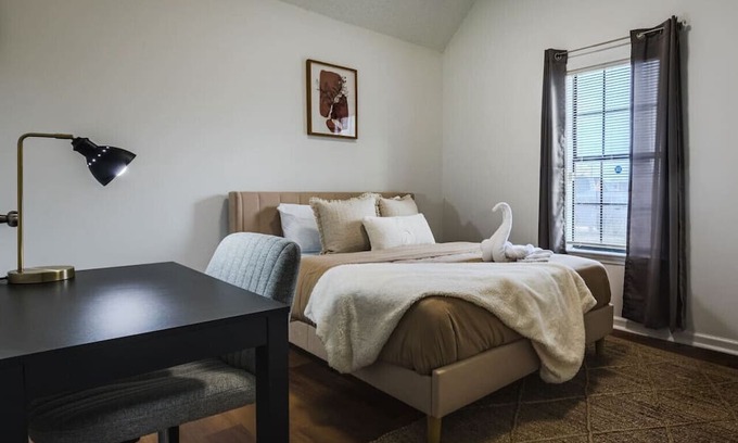 Ellendale Haus | Bohemian Vibes: Work & Relax Retreat (B)