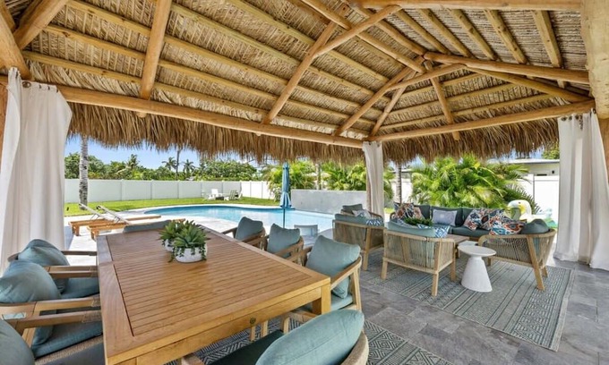 North Corals Haus | Luxury Heated Pool Tiki Grill 1 Mi to Beach