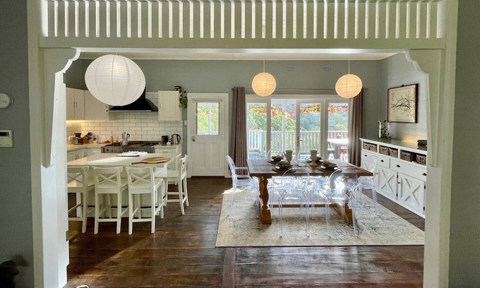 Rosebank Haus | Rustic Two Br Cottage overlooking the Valley.