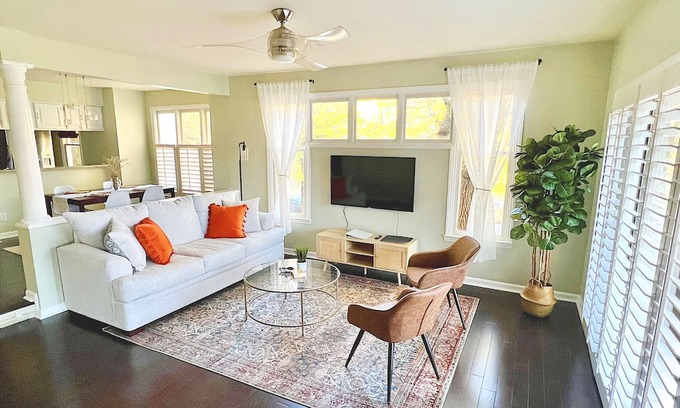 Cherry Eigentumswohnung | Elegant & Cozy 2BR Retreat in Historic Meyers Park. Swimming Pool and Terrace!