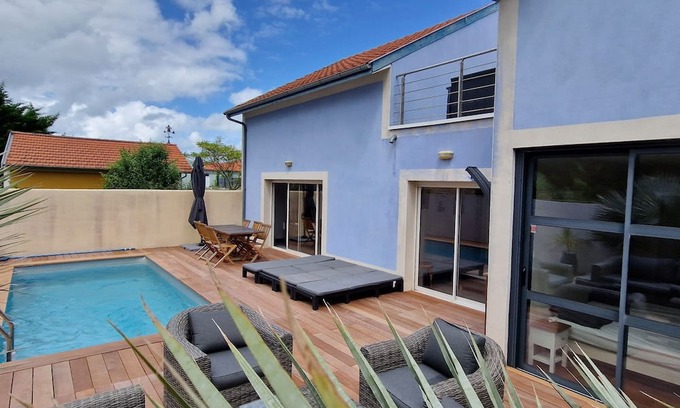 Port District Haus | Spacious house with swimming pool close to the beach