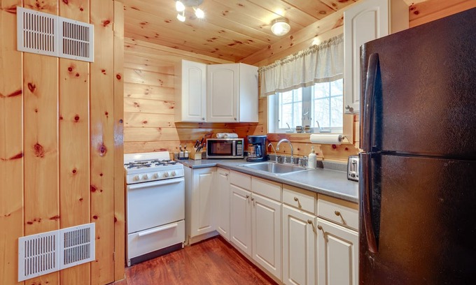 Weirs Beach Kabine | Laconia Cabin Rental < 1 Mi to Lake Winnipesaukee!