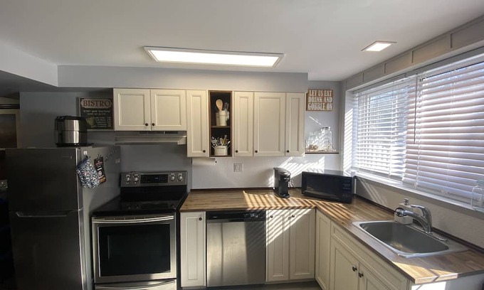 Sundridge Haus | Downtown Belmont & Main - Lower level