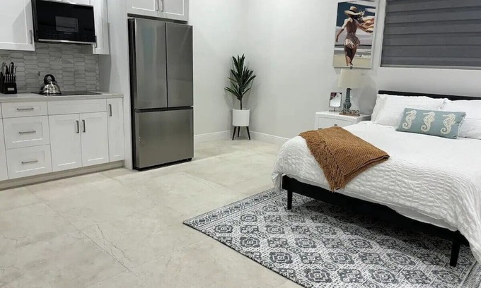 Downtown Nassau Hütte | Tranquil secluded studio w/ Pool and WiFi, AC in charming Nassau