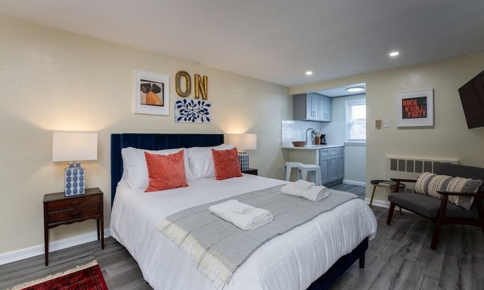 Old Mystic Wohnung | The Haley Studio · Near Mystic, Casinos + USCGA