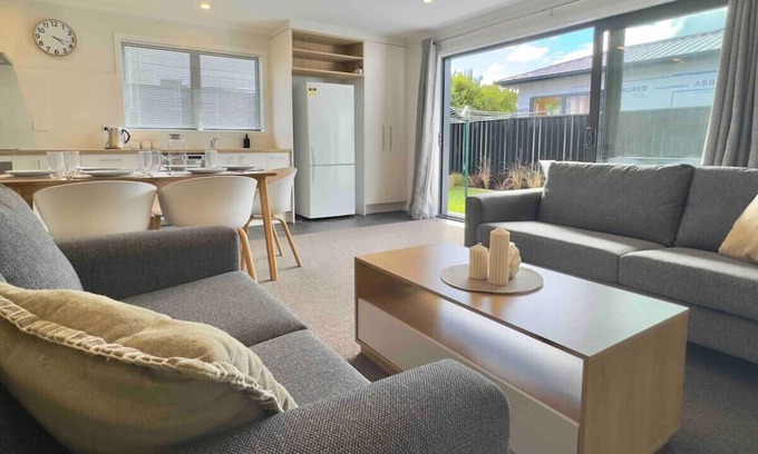 Hamilton Haus | Modern Retreat with King Bed - By KOSH BNB