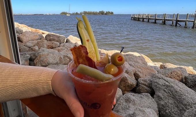 Sebastian Hütte | Charming Cottage 2/1 + Art Gallery Across from Waterfront + Hirams Resort