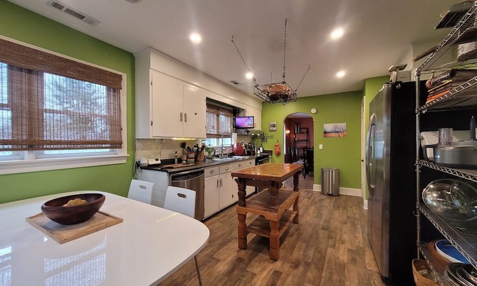 Algonquin Haus | House in quiet neighborhood, on the water, with large backyard