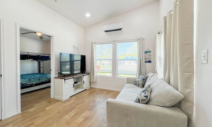 Aransas Pass Kabine | Escape to our TINY & cozy 2 bedroom cabin in Aransas Pass, perfect for families of up to 6