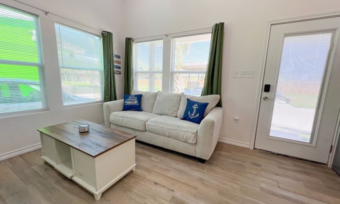 Aransas Pass Kabine | Escape to our cozy 2 bedroom cabin in Aransas Pass, perfect for families of up to 6