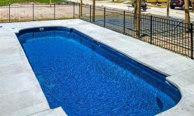 Aransas Pass Kabine | Escape to our TINY & cozy 2 bedroom cabin in Aransas Pass, perfect for families of up to 6
