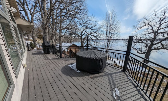 Darwin Haus | Spectacular Lake Manuella Family Retreat. Relaxing and serene lakeshore home!